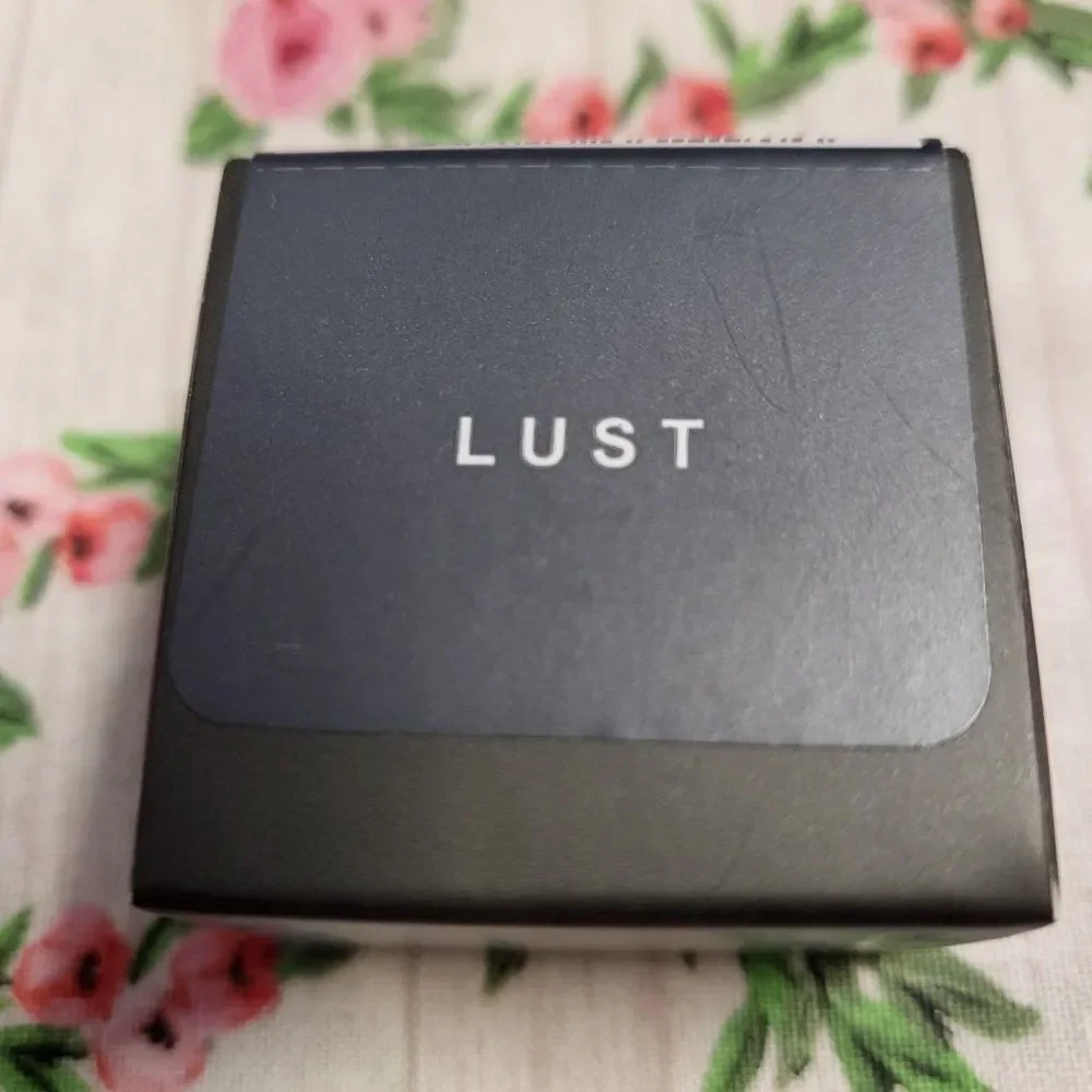 Lique Cheek and Eye lid Powder Lust
